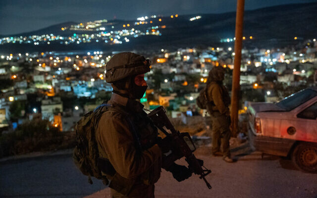 Illustration : Des soldats israéliens opèrent dans la ville de Beit Furik en Cisjordanie, le 28 novembre 2023. (Crédit : Emanuel Fabian/Times of Israel) Illustration : Des soldats israéliens opèrent dans la ville de Beit Furik en Cisjordanie, le 28 novembre 2023. (Crédit : Emanuel Fabian/Times of Israel)