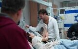 Les retrouvailles Maya et Itay Regev, libérés de Gaza à quelques jours d'intervalle, à l’hôpital Soroka, à Beer Sheva, le 30 novembre 2023. (Crédit 
: Autorisation)