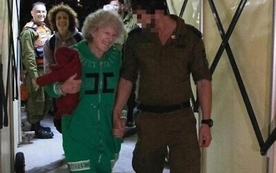 Ruthie Munder, au centre, à son retour en Israël avec sa fille, Keren Munder, derrière elle, le 24 novembre 2023. (Autorisation)