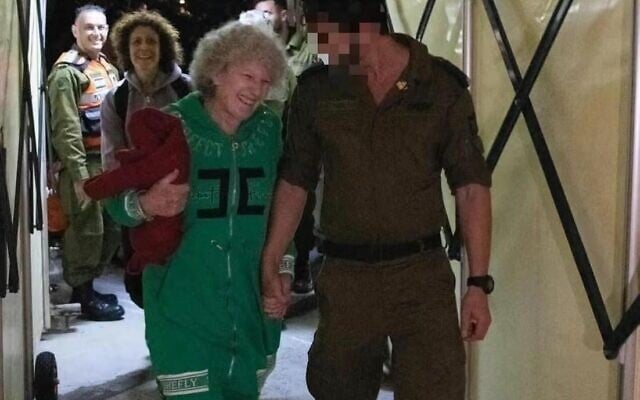 Ruthie Munder, au centre, à son retour en Israël avec sa fille, Keren Munder, derrière elle, le 24 novembre 2023. (Autorisation)