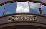 Le logo de S&P Global sur la façade d'un bâtiment, à Washington, le 25 juillet 2019. (Crédit : Alastair Pike/AFP)