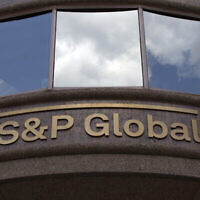 Le logo de S&P Global sur la façade d'un bâtiment, à Washington, le 25 juillet 2019. (Crédit : Alastair Pike/AFP)