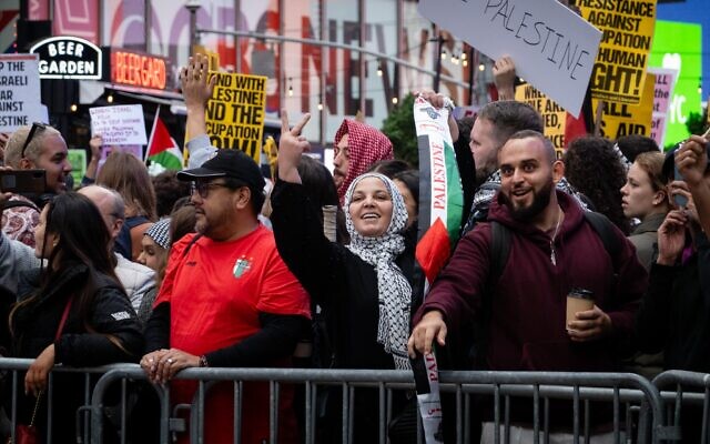 Des manifestants pro-palestiniens à New York, le 8 octobre 2023. (Crédit : Luke Tress/Times of Israel) Des manifestants pro-palestiniens à New York, le 8 octobre 2023. (Crédit : Luke Tress/Times of Israel)