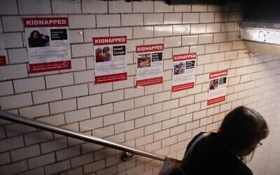 Des affiches d'otages israéliens dans la station de métro Union Square à New York, le 16 octobre 2023. (Crédit : Luke Tress/JTA) Des affiches d'otages israéliens dans la station de métro Union Square à New York, le 16 octobre 2023. (Crédit : Luke Tress/JTA)