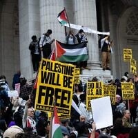 Illustration : Des manifestants pro-palestiniens aux abords de Bryant Park, à New York, le 9 novembre 2023. (Crédit : Luke Tress via JTA)