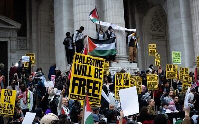 Des manifestants pro-palestiniens aux abords de near Bryant Park, à New York City, le 9 novembre 2023. Illustration (Crédit : Luke Tress via la JTA)