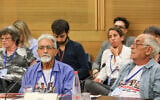 Des membres des familles des otages retenus par le Hamas dans la bande de Gaza lors d'une audience à la Knesset, le 13 novembre 2023. (Crédit : Porte-parole de la Knesset)