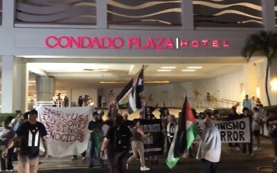 Des manifestants pro-palestiniens aux abords d'un dîner du Shabbat organisé dans le cadre de la  Somos Conference à San Juan, à Puerto Rico, le 10 novembre 2023. (Capture d'écran:  X, Used in accordance with Clause 27a of the Copyright Law)