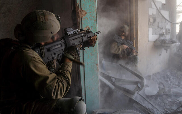 Les troupes de l'armée israélienne pendant l'opération terrestre dans la bande de Gaza, le 10 novembre 2023. (Crédit : armée israélienne)