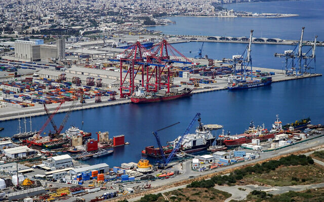Une vue aérienne du port de Limassol, ville du sud-ouest de Chypre, le 24 mai 2022. (Crédit : Roy Issa/AFP)
