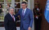 Le Premier ministre espagnol Pedro Sanchez, à droite, accueillant le secrétaire général de l'ONU, Antonio Guterres, au palais de La Mocloa, à Madrid, le 8 mai 2023. (Crédit : Pierre-Philippe Marcou/AFP)