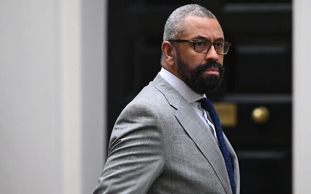 Le ministre britannique des Affaires étrangères James Cleverly arrive pour une réunion du cabinet au 10 Downing Street, dans le centre de Londres, le 4 juillet 2023. (Crédit : JUSTIN TALLIS / AFP) Le ministre britannique des Affaires étrangères James Cleverly arrive pour une réunion du cabinet au 10 Downing Street, dans le centre de Londres, le 4 juillet 2023. (Crédit : JUSTIN TALLIS / AFP)