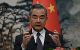Le ministre chinois des Affaires étrangères, Wang Yi, participe au dialogue stratégique de haut niveau entre l'UE et la Chine à la maison d'hôtes d'État Diaoyutai, à Pékin, le 13 octobre 2023. (Crédit : Pedro Pardo/AFP)