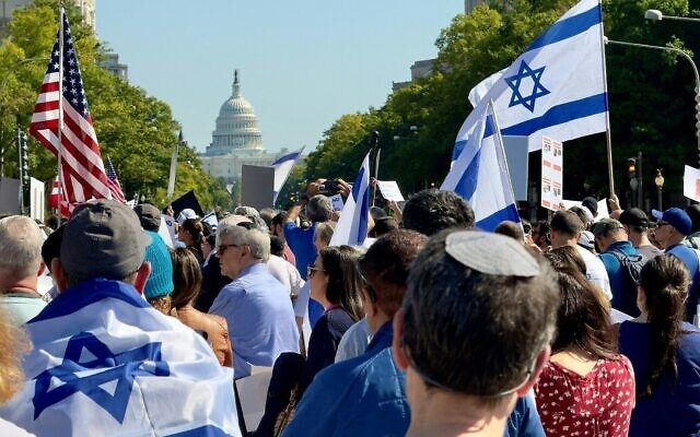Des partisans d'Israël manifestent près du Capitole à Washington le 13 octobre 2023. (Crédit : Daniel Slim/AFP) Des partisans d'Israël manifestent près du Capitole à Washington le 13 octobre 2023. (Crédit : Daniel Slim/AFP)
