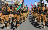 Les forces armées loyales aux rebelles houthis du Yémen défilent dans les rues de Sanaa en signe de solidarité avec les Palestiniens, le 15 octobre 2023. (Crédit 
 : Mohammed Huwais/AFP)