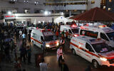 Des ambulances à l'entrée du service des urgences de l'hôpital Al-Shifa dans la ville de Gaza, le 15 octobre 2023. (Crédit : Dawood NEMER / AFP)