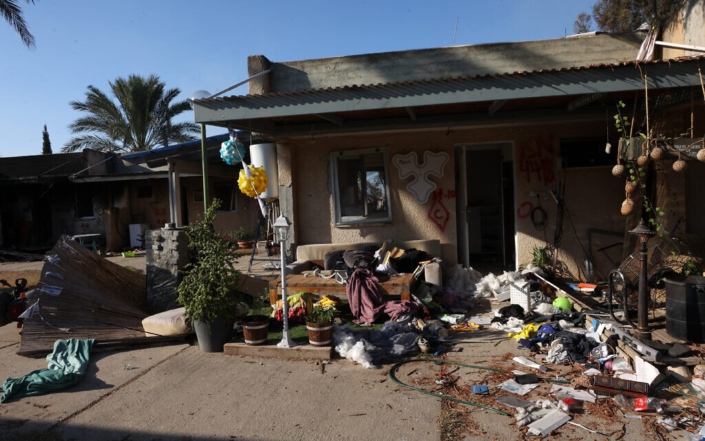 Des effets personnels gisent parmi les débris d'une maison détruite lors de l'attaque du 7 octobre par des terroristes du Hamas dans le kibboutz Kfar Aza dans le sud d'Israël près de la bande de Gaza, le 18 octobre 2023. (Crédit : Gil COHEN-MAGEN / AFP) Des effets personnels gisent parmi les débris d'une maison détruite lors de l'attaque du 7 octobre par des terroristes du Hamas dans le kibboutz Kfar Aza dans le sud d'Israël près de la bande de Gaza, le 18 octobre 2023. (Crédit : Gil COHEN-MAGEN / AFP)