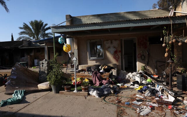 Des effets personnels gisent parmi les débris d'une maison détruite lors de l'attaque du 7 octobre par des terroristes du Hamas dans le kibboutz Kfar Aza dans le sud d'Israël près de la bande de Gaza, le 18 octobre 2023. (Crédit : Gil COHEN-MAGEN / AFP) Des effets personnels gisent parmi les débris d'une maison détruite lors de l'attaque du 7 octobre par des terroristes du Hamas dans le kibboutz Kfar Aza dans le sud d'Israël près de la bande de Gaza, le 18 octobre 2023. (Crédit : Gil COHEN-MAGEN / AFP)