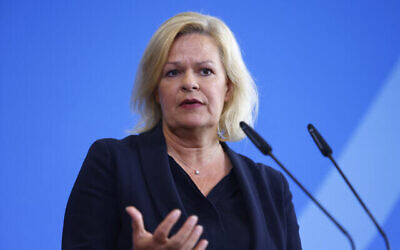 La ministre allemande de l'Intérieur, Nancy Faeser, donnant une conférence de presse sur un nouveau projet de loi visant à faciliter l'expulsion des migrants, à Berlin, le 25 octobre 2023.(Crédit : Michele Tantussi/AFP)