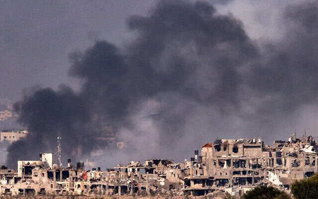 Cette photo prise le 1er novembre 2023 depuis une position le long de la frontière avec la bande de Gaza dans le sud d'Israël montre des panaches de fumée s'élevant lors d'un bombardement israélien dans le cadre des batailles en cours entre Israël et le Hamas. (Crédit : JACK GUEZ / AFP)