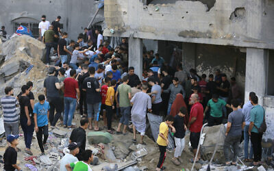 Des Palestiniens constatent les dégâts après une frappe israélienne sur Jabaliya, le 1er novembre 2023. (Crédit : Bashar TALEB / AFP)