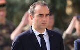Le ministre français de la Défense, Sébastien Lecornu, assistant à une cérémonie à Beyrouth le 2 novembre 2023 marquant le 40e anniversaire de l'explosion de l'immeuble Drakkar qui a tué cinquante-huit parachutistes français et cinq soldats libanais. (Crédit : Anwar Amro/AFP)