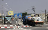 Des camions transportant de l'aide humanitaire entrant dans le sud de la bande de Gaza depuis l'Égypte via le poste frontière de Rafah, le 2 novembre 2023. (Crédit : Mohammed Abed/AFP)