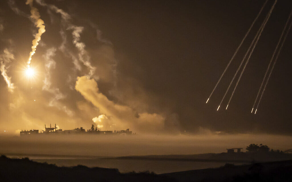 Cette photo prise du côté israélien de la frontière avec la bande de Gaza, le 2 novembre 2023, montre des frappes israéliennes dans la bande de Gaza, dans le cadre de la guerre entre Israël et le groupe terroriste palestinien Hamas.(Crédit : Fadel Senna/AFP)