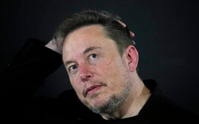 Elon Musk, PDG de X, assistant à un événement de conversation avec le Premier ministre britannique Rishi Sunak, à Londres, le 2 novembre 2023. (Crédit : Kirsty Wigglesworth/POOL/AFP)