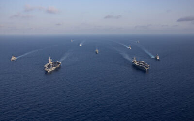 Photo d'illustration : Les porte-avions Gerald R. Ford, à gauche, et Dwight D. Eisenhower, à droite, et des navires américains naviguant en formation en mer Méditerranée, le 3 novembre 2023. (Crédit : Jacob Mattingly/US Département of Defense/AFP)