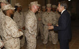 Le secrétaire d'Etat américain Antony Blinken rencontrant le détachement des gardes de sécurité de l'ambassade du US Marine Corps, à Bagdad, en Irak, le 5 novembre 2023. (Crédit : Jonathan Ernst/Pool/AFP)
