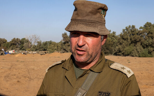 Le lieutenant-colonel de l'armée israélienne Tzvi Koretzki, 47 ans,accorde une interview aux journalistes dans une position près de la frontière avec la bande de Gaza, dans le sud d'Israël, le 6 novembre 2023. (Crédit : JACK GUEZ / AFP)