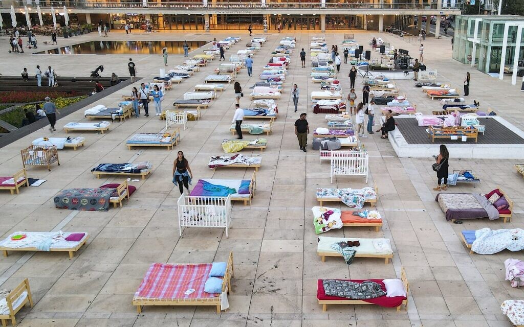L'installation "Empty Beds" composée de 241 lits représentant le nombre d'otages pris par le Hamas le 7 octobre, sur la place HaBima, à Tel Aviv, le 7 novembre 2023. (Crédit : Jack Guez/AFP)