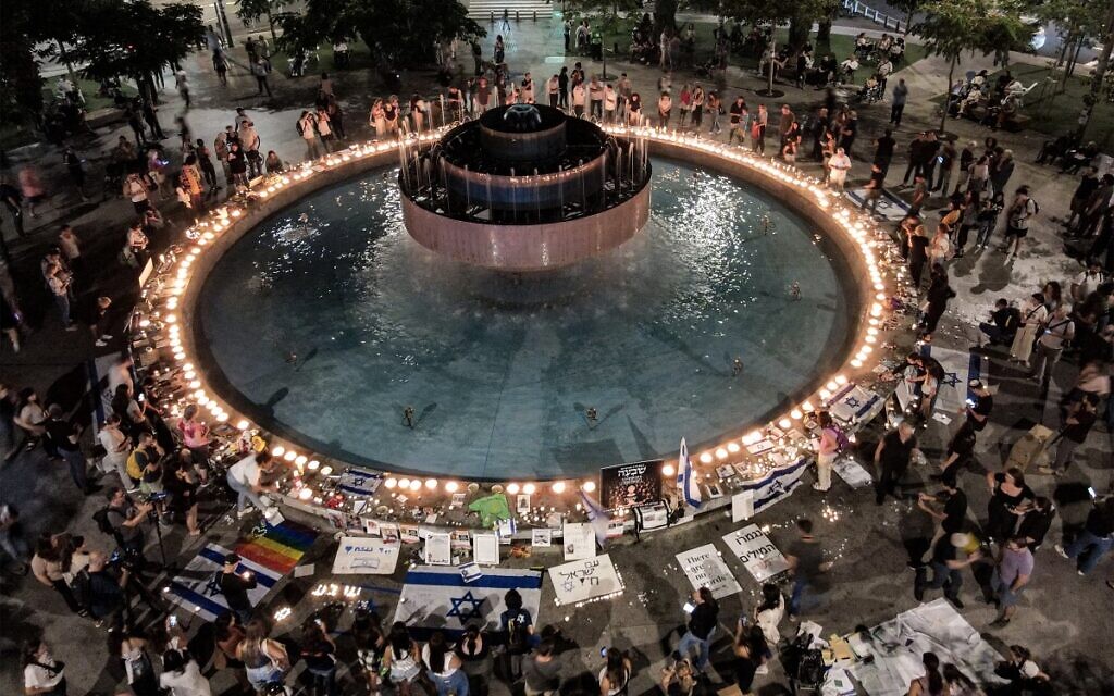 Des personnes participant à une veillée aux chandelles un mois après le massacre du Hamas, sur le Kikar Dizengoff, à Tel Aviv, le 7 novembre 2023. (Crédit : Jack Guez/AFP)