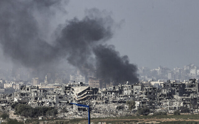 Une photo prise du côté israélien de la frontière avec la bande de Gaza montrant des frappes israéliennes sur le nord de la bande de Gaza le 9 novembre 2023. (Crédit : Ronaldo Schemidt/AFP) Une photo prise du côté israélien de la frontière avec la bande de Gaza montrant des frappes israéliennes sur le nord de la bande de Gaza le 9 novembre 2023. (Crédit : Ronaldo Schemidt/AFP)
