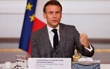 Le président français Emmanuel Macron s'exprime à côté de représentants d'États, d'organisations internationales, d'entreprises, de banques de développement et d'ONG lors d'une conférence humanitaire internationale pour les civils de Gaza, au palais présidentiel de l'Élysée, à Paris, le 9 novembre 2023. (Crédit : Ludovic MARIN / POOL / AFP)