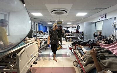 Des patients à l'hôpital al-Shifa dans la ville de Gaza, le 10 novembre 2023. (Crédit : Khader al-Zanoun/AFP)