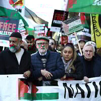 L'ancien leader du Labour Jeremy Corbyn, au milieu des manifestants, des pancartes et des drapeaux, pendant la "Marche nationale pour la Palestine", dans le centre de Londres, le 11 novembre 2023. (Crédit : Henry Nicholls/AFP)