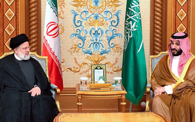 Le prince héritier saoudien Mohammed ben Salmane, à droite, rencontrant le président iranien Ebrahim Raissi lors d'une réunion d'urgence de la Ligue arabe et de l'Organisation de la coopération islamique (OCI), à Ryad, le 11 novembre. (Crédit : Présidence iranienne/AFP) Le prince héritier saoudien Mohammed ben Salmane, à droite, rencontrant le président iranien Ebrahim Raissi lors d'une réunion d'urgence de la Ligue arabe et de l'Organisation de la coopération islamique (OCI), à Ryad, le 11 novembre. (Crédit : Présidence iranienne/AFP)