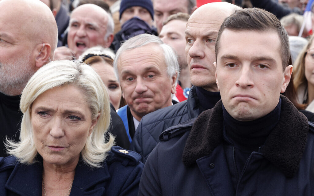 Marine Le Pen et Jordan Bardella, du Rassemblement national, à la Marche contre l'antisémitisme à Paris, le 12 novembre 2023. (Crédit : Geoffroy VAN DER HASSELT / AFP)