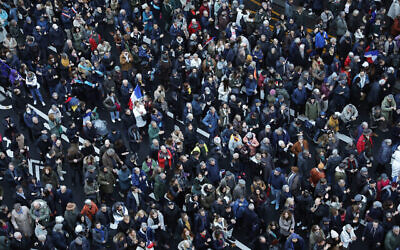 Des manifestants défilent contre l'antisémitisme à Paris, en France, le 12 novembre 2023. (Crédit : Geoffroy VAN DER HASSELT / AFP)