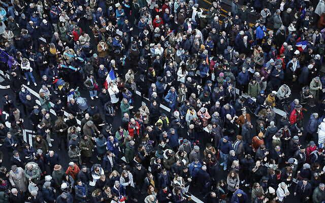 Des manifestants défilent contre l'antisémitisme à Paris, en France, le 12 novembre 2023. (Crédit : Geoffroy VAN DER HASSELT / AFP) Des manifestants défilent contre l'antisémitisme à Paris, en France, le 12 novembre 2023. (Crédit : Geoffroy VAN DER HASSELT / AFP)