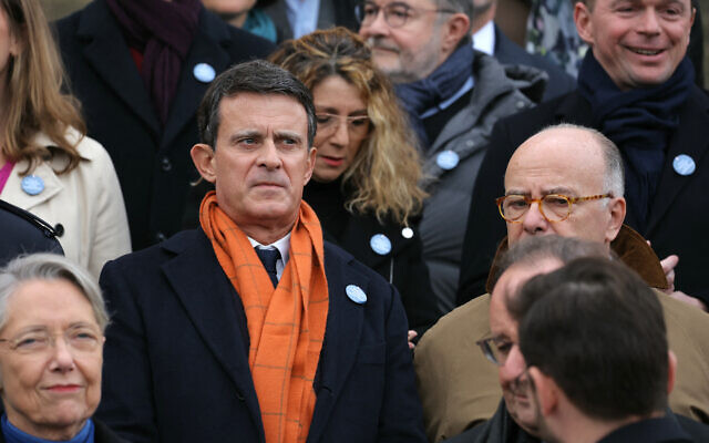 L'ancien Premier ministre français Manuel Valls pose pour une photo de groupe sur les marches du bâtiment du Parlement de l'Assemblée nationale à Paris, avant une manifestation contre l'antisémitisme à Paris, le 12 novembre 2023. (Crédit : Thomas SAMSON/POOL/AFP) L'ancien Premier ministre français Manuel Valls pose pour une photo de groupe sur les marches du bâtiment du Parlement de l'Assemblée nationale à Paris, avant une manifestation contre l'antisémitisme à Paris, le 12 novembre 2023. (Crédit : Thomas SAMSON/POOL/AFP)