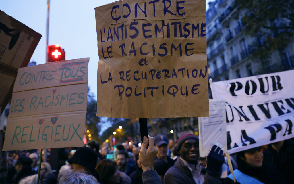 Marche contre l'antisémitisme à Paris, le 12 novembre 2023. (Crédit : Geoffroy VAN DER HASSELT / AFP)