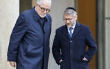 Chems-Eddine Hafiz, recteur de la Grande mosquée de Paris, et Haïm Korsia, grand rabbin de France, à l’Elysée, à Paris, le 13 novembre 2023. (Crédit : Ludovic MARIN / AFP)