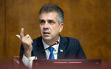 Le ministre des Affaires étrangères Eli Cohen s'exprimant lors d'une conférence de presse, au Bureau européen des Nations unies, Palais des Nations, à Genève, le 14 novembre 2023. (Crédit : Pierre Albouy/AFP)
