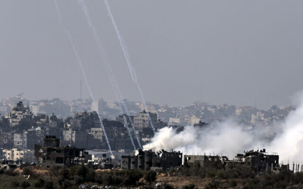 De la fumée s'élève lors d'un bombardement de Tsahal dans le nord de la bande de Gaza le 15 novembre 2023. (Crédit : FADEL SENNA / AFP)