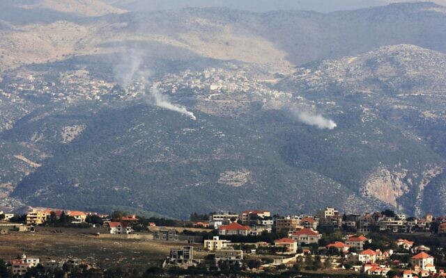 De la fumée s'élève après des tirs d'artillerie israéliens aux abords du village de Kfarshuba, le long de la frontière sud du Liban avec le nord d'Israël, le 16 novembre 2023. (Crédit :AFP) De la fumée s'élève après des tirs d'artillerie israéliens aux abords du village de Kfarshuba, le long de la frontière sud du Liban avec le nord d'Israël, le 16 novembre 2023. (Crédit :AFP)
