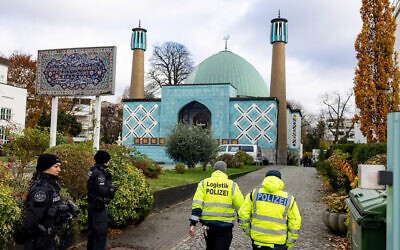 Des officiers de police fouillant la "Mosquée bleue" abritant le Centre islamique de Hambourg, lors de raids en Allemagne concernant des liens avec le groupe terroriste du Hezbollah, soutenu par l'Iran, à Hambourg, dans le nord de l'Allemagne, le 16 novembre 2023. (Crédit : Axel Heimken/AFP)