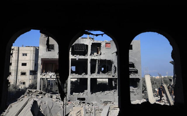 Des dégâts causés par les batailles en cours entre Israël et le Hamas, au camp de réfugiés de Nuseirat, dans le centre de la bande de Gaza, le 17 novembre 2023. (Crédit : Mahmud Hams/AFP)